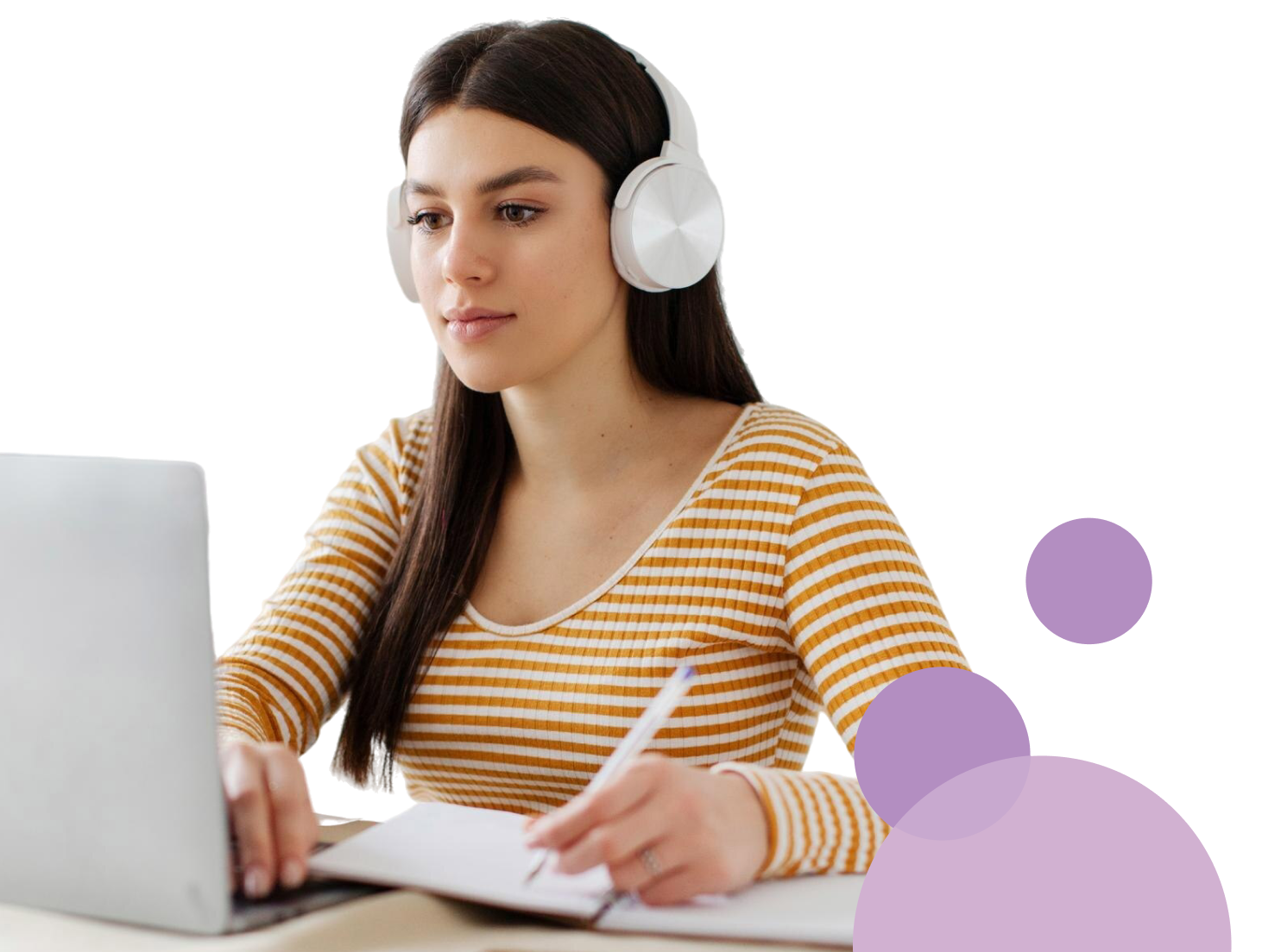 Mujer estudiando con laptop y auriculares